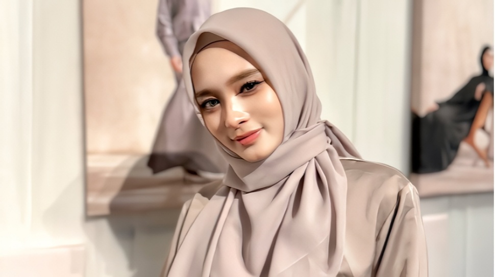 4 OOTD Hijab ala Inara Rusli, Inspirasi untuk Tampil Stylish saat Hangout