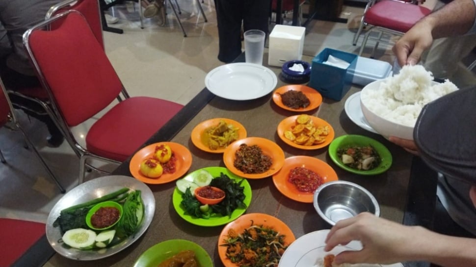 Rumah Makan Ekrik, Ayam Panas Sederhana yang Menyihir Lidah Warga Jambi