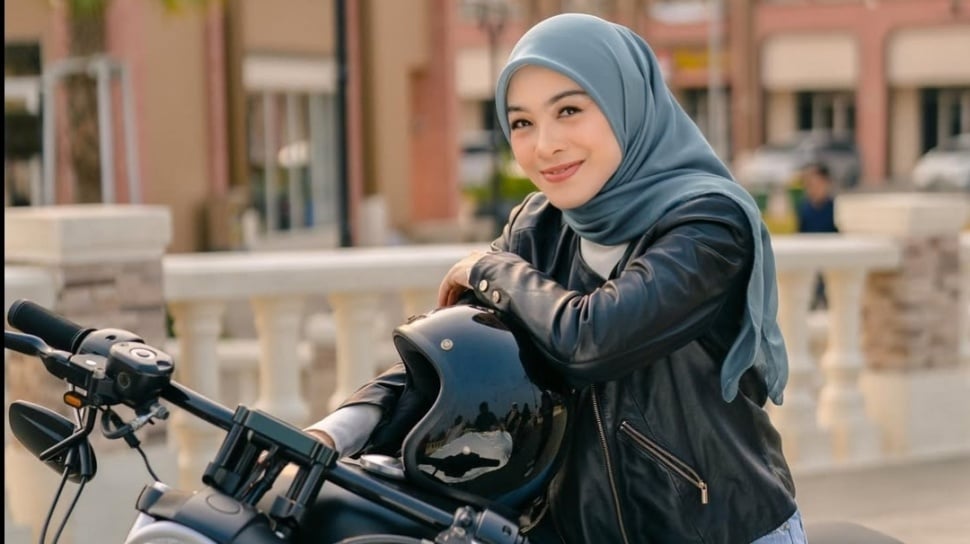 Gaya Motor Berhelikopter Dian Ayu Lestari: Modis & Percaya Diri!