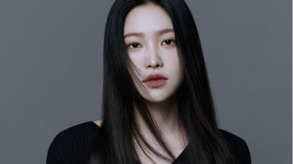 4 Pilihan OOTD Feminin ala Yeri Red Velvet yang Cocok Buat Hangout