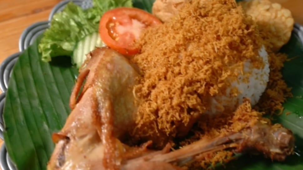 Ayam Serundeng dan Kakek: Rasa Tak Mati di Kuali Merah Putih