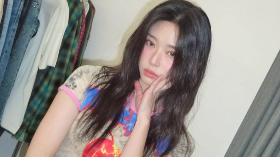 Nggak Ribet, Ini 4 Outfit Liburan ala Kim Min Ju yang Wajib Dicoba!