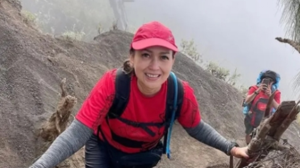 5 Potret Kenangan Ira Wibowo di Lokasi Jatuhnya Juliana Marins di Gunung Rinjani