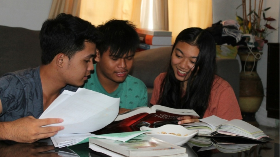 Menunda Mimpi demi Bertahan: Realita Sunyi Mahasiswa 'Sandwich Generation'