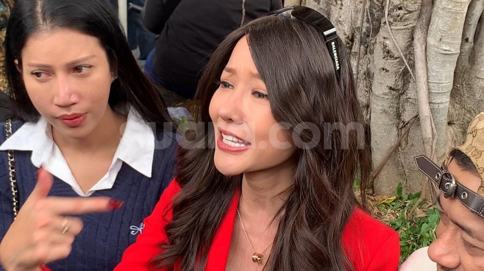 Heboh! Lucinta Luna Orasi di Depan DPR, Sindir Pemerintah hingga Kibarkan Bendera One Piece