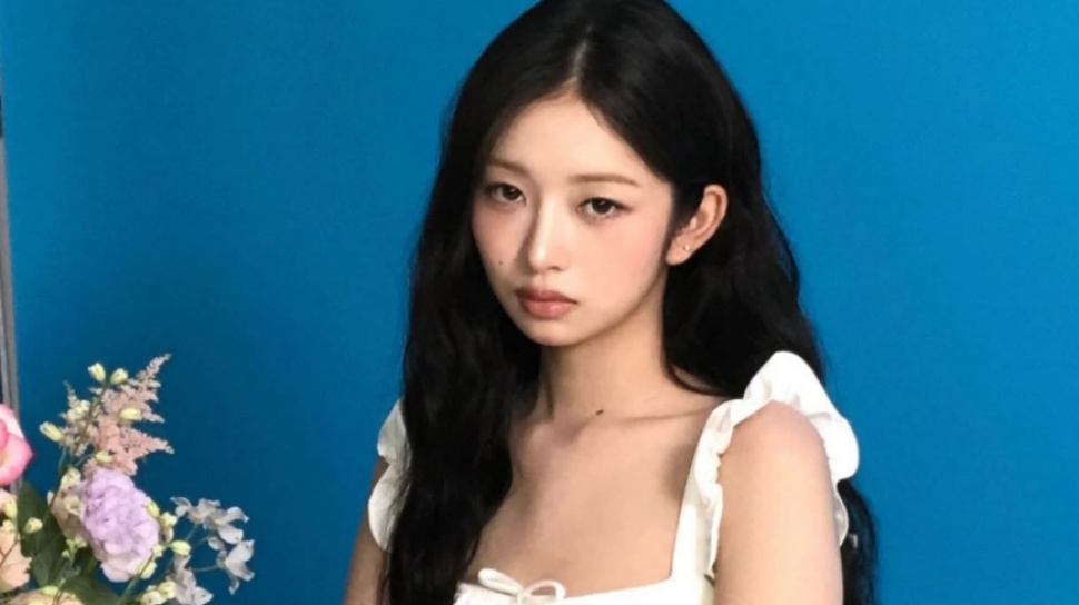 Bikin Look Lebih Fun! 4 Outfit Effortless ala Rei IVE Buat Pecinta Gaya Y2K