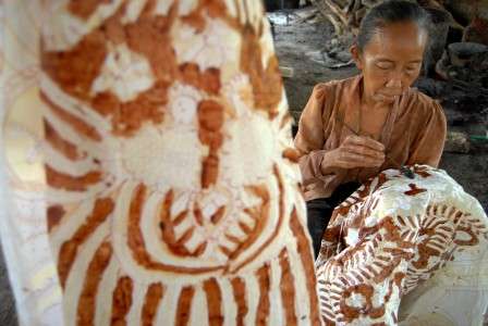 Seorang perajin batik. (Antara/Saiful Bahri)