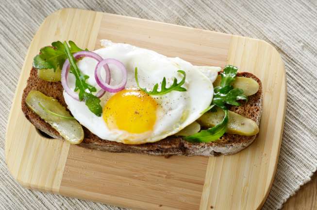 Ilustrasi telur goreng. (sumber: Shutterstock)