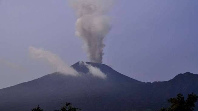 Gunung Slamet menyemburkan material abu vulkanik, Kamis (13/3). [Antara/Oky Lukmansyah]