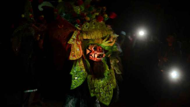 Umat Hindu melakukan tari barong saat upacara Melasti menjelang Hari Raya Nyepi Tahun Saka 1936, di Tanjung Akkarena Makassar, Sulsel, Sabtu (29/3). [Antara/Sahrul Manda Tikupadang]