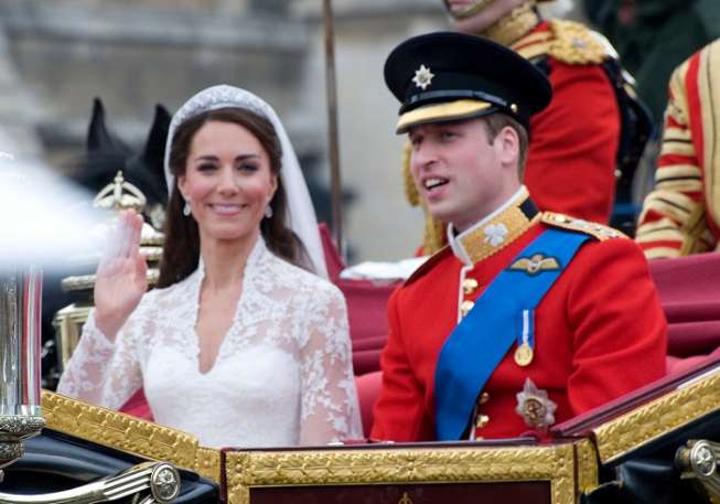 Kate Middleton (kiri) bersama Pangeran William. (Shutterstock)