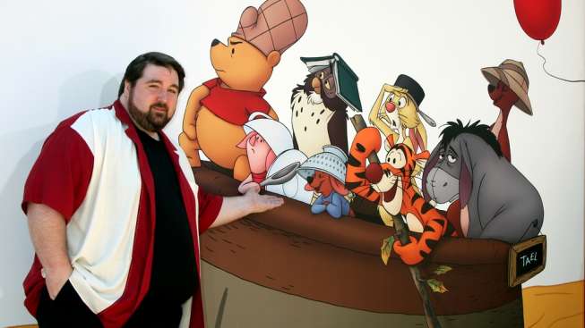 Aktor Travis Oates dan poster film "Winnie, the Pooh". [Shutterstock/Helga Esteb]