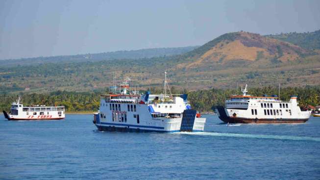 Sejumlah kapal feri berada di Pelabuhan. [Antara/Ahmad Subaidi]