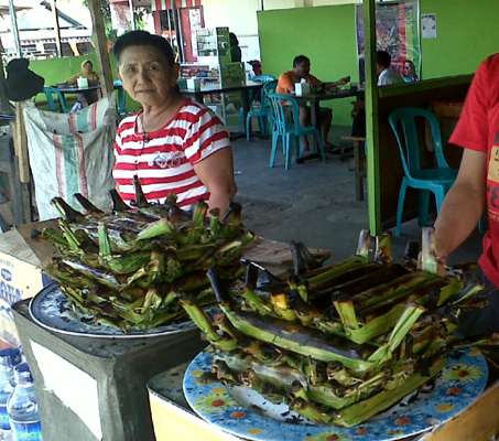 Lalampa, salah satu kudapan favorit masyarakat Gorontalo untuk buka puasa. (Foto: Antara/Rolex Malaha)