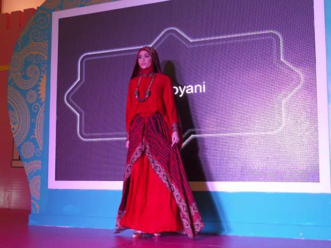 Salah satu busana muslim rancangan Ida Royani yang dipamerkan dalam "Ramadhan Runway 2015," di Kota Kasablanka, Jakarta. (Foto: Suara.com/Dinda Rachmawati)