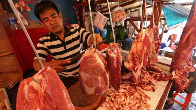 Pedagang daging sapi di Pasar Kramatjati, Jakarta, Minggu (27/7). [suara.com/Kurniawan Mas'ud]