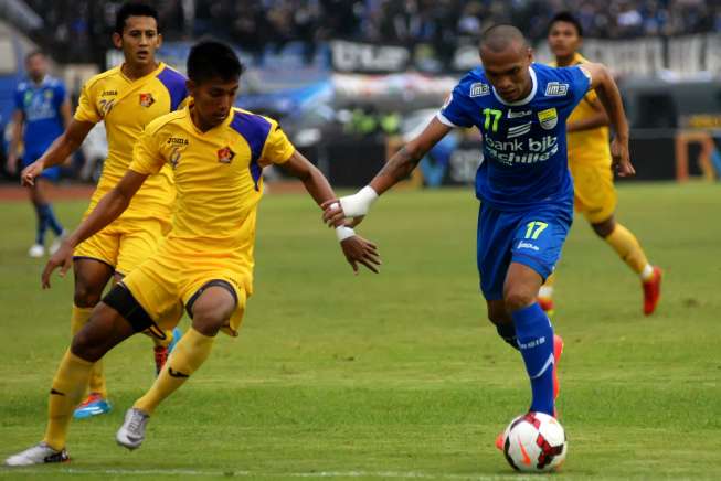 Pesepakbola Persib Bandung, Ferdinand Sinaga (17/biru). [Antara/Agus Bebeng]