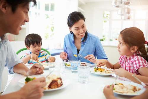 Ilustrasi makan bersama keluarga (shutterstock) 