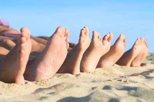 Ilustrasi orang berjemur di pantai. (Shutterstock)