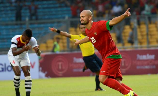 Pemain timnas Indonesia Sergio Van Dijk melakukan selebrasi seusai mencetak gol ke gawang Timor Leste di Stadion Utama Gelora Bung Karno, Jakarta, Selasa (11/11). ANTARA FOTO/Prasetyo Utomo