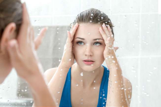 Ilustrasi perempuan mencuci muka (shutterstock)