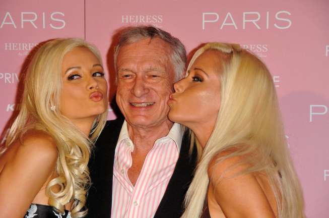 Model Kendra Wilkinson (kanan) bersama Hugh Hefner. [Shutterstock]