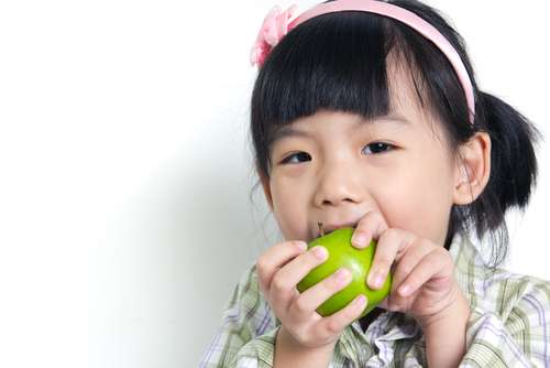 Ilustrasi anak makan. (Shutterstock)