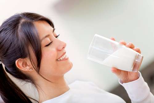 Ilustrasi minum susu. (Shutterstock)