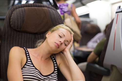 Ilustrasi perempuan tidur di kereta (shutterstock)