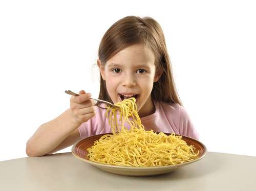 Ilustrasi anak makan mie. (Shutterstock)