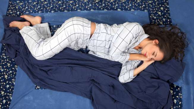 Ilustrasi perempuan tidur mengenakan piyama. [Shutterstock/Sanjay Deva]
