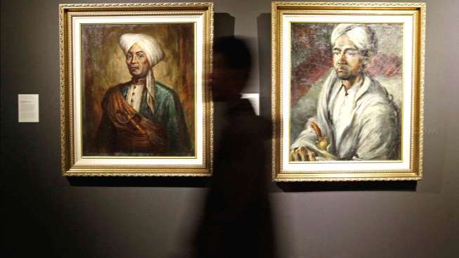 Sejumlah pengunjung menyimak karya-karya dalam pameran bertema 'Aku Diponegoro', di Galeri Nasional Indonesia, Jakarta, Kamis (8/2/2015). Ajang ini dibuka gratis untuk publik hingga 8 Maret 2015. [Suara.com/Kurniawan Mas'ud]