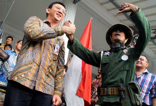 Gubernur DKI Jakarta Basuki Tjahaja Purnama menemui puluhan pendukungnya dari Pijar Indonesia, di pendapa Balai Kota, Jakarta, Selasa (3/3).