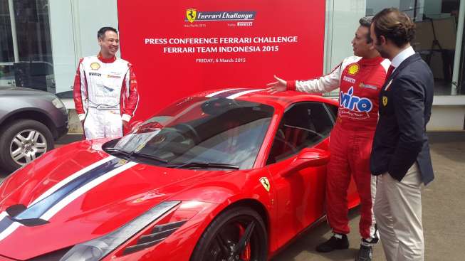 Dua pebalap Indonesia untuk Ferrari Challenge 2015, David Tjiptobiantoro dan Renaldi Hutasoit bersama Corsa Head of Corse Clienti Ferrari.  [Deny Yuliansari/Suara.com]