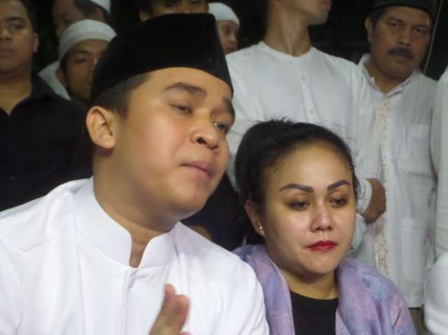 Keluarga besar Olga Syahputra yang diwakili Billy Syahputra, Nur Rachman, dan manajer Olga, Emak Vera akhirnya menggelar jumpa pers usai tahlilan, di Jakarta, Jumat (3/4) malam.