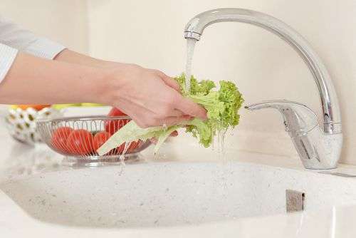 Ilustrasi mencuci sayuran. (Shutterstock)