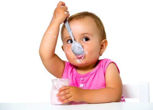 Ilustrasi bayi makan yogurt. (Shutterstock)