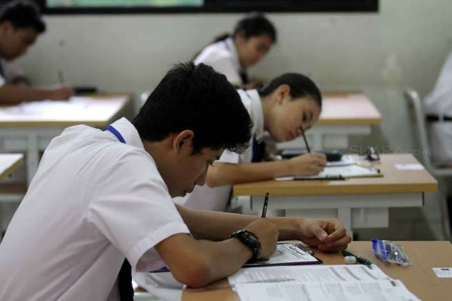 Sejumlah siswa SMP Negeri 1 Jakarta Pusat mengikuti Ujian Nasional hari pertama, di Jakarta, Senin (4/5).