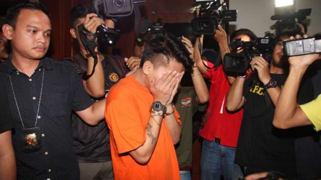 Tersangka mucikari kasus prostitusi artis, Robbie Abbas alias RA, saat di Polres Jakarta Selatan, Sabtu (9/5/2015). [Antara/Reno Esnir]