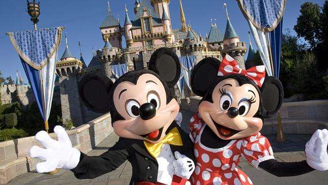 Mickey Mouse and Minnie Mouse menyambut kedatangan para pengunjung Disneyland. (Disney/Supplied )