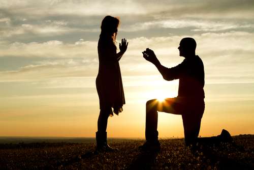 Ilustrasi seorang lelaki melamar kekasihnya. (Shutterstock)