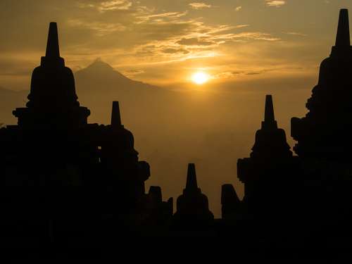 Bayang-bayang stupa Candi Borobudur dengan latar belakang Gunung Merapi di Yogyakarta (Shutterstock).