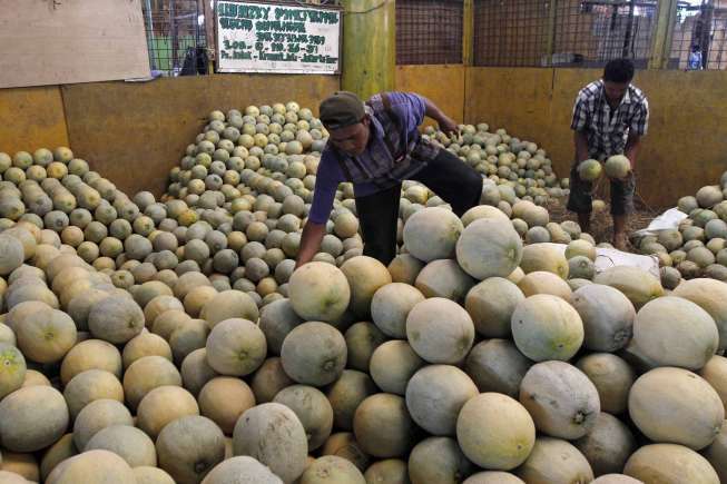 Suasana pedagang buah lokal di Pasar Induk Kramat Jati, Jakarta, Rabu (24/6).