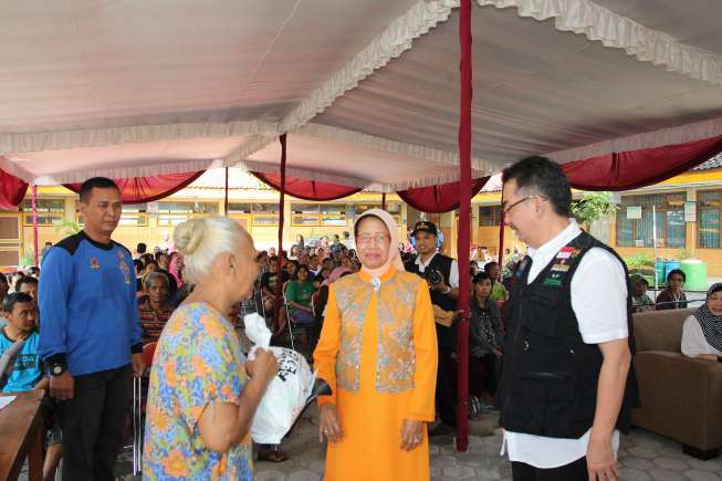 Ibunda Presiden Jokowi, Sujiatmi Notomiharjo buka acara pasar murah di Solo, Selasa (14/7/2015) [suara.com/Labib Zamani]