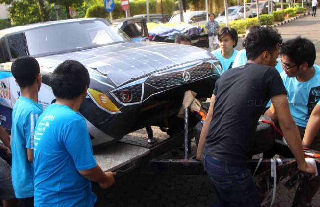 Menristek Dikti M. Nasir melepas mobil listrik bertenaga surya