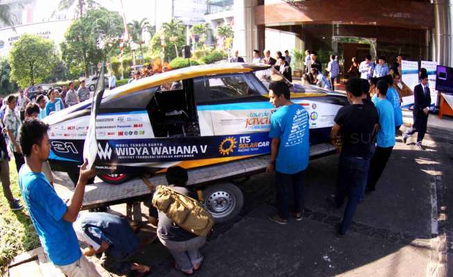 Menristek Dikti M. Nasir melepas mobil listrik bertenaga surya