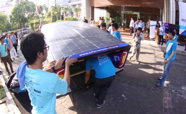 Menristek Dikti M. Nasir melepas mobil listrik bertenaga surya