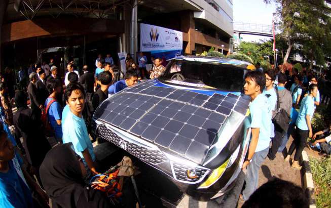 Menristek Dikti M. Nasir melepas mobil listrik bertenaga surya
