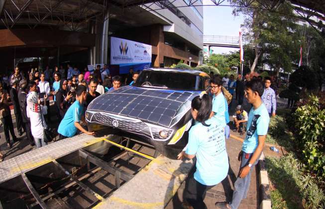 Menristek Dikti M. Nasir melepas mobil listrik bertenaga surya
