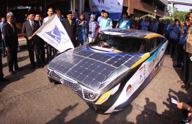 Menristek Dikti M. Nasir melepas mobil listrik bertenaga surya